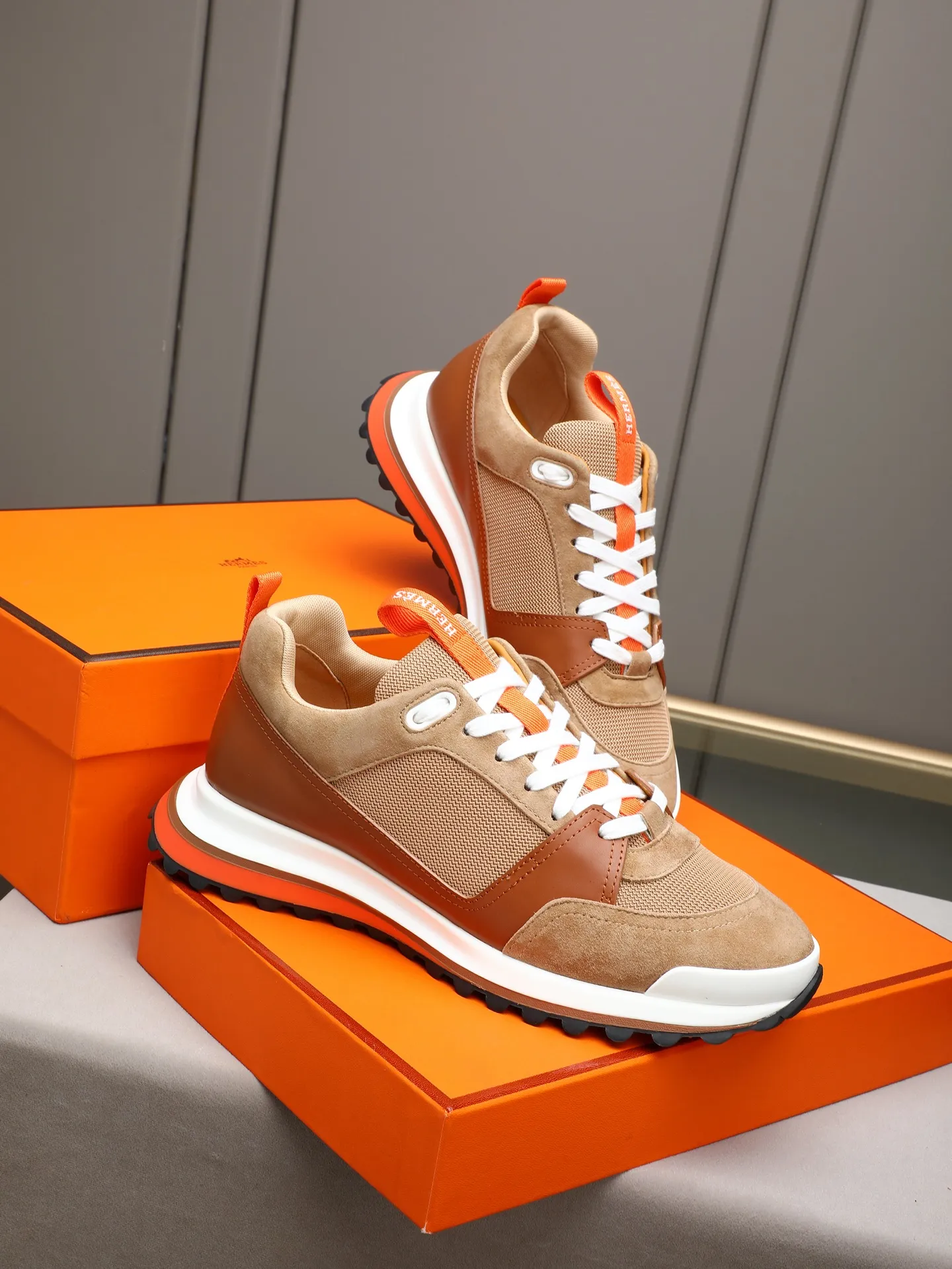 PP680【Hermes】fe new arrival~New Bouncing sneakers are the most comfortable shoes from Hermès. They are extremely light on the feet and look great. You won’t feel tired even when you go shopping and running around. 👍Very light and comfortable. Extremely light. Perfect for both sports and leisure. They feel great when you step on them! It’s up to you to choose, there’s always what you want~ ✔️Fabric: Imported first-layer cowhide ✔️Inner lining: Imported water-dyed cowhide ✔️Outsole: Seamless combination of IP+TPU (multi-color letters) German technology irradiation machine ✔️Code number: Male 38-44 (45 customized)